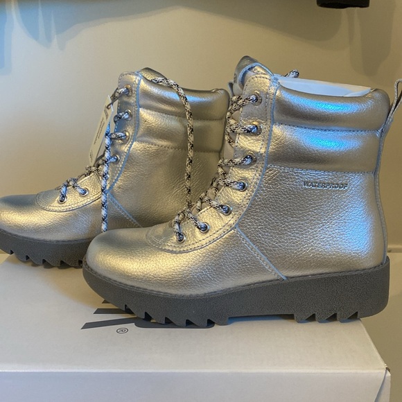 Cougar Silver Metallic Winter Boots -Sz 6 Women's/Girls - Picture 4 of 7
